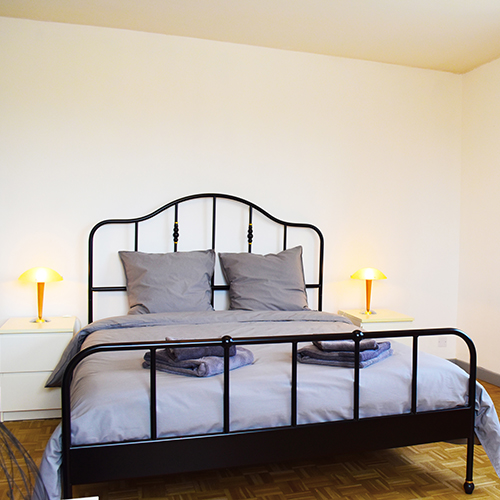Le lit de la chambre "les arènes" de la maison d'hotes gay dans le Sud "la Bastide de la Dougue" à Congeniesprès de Nimes