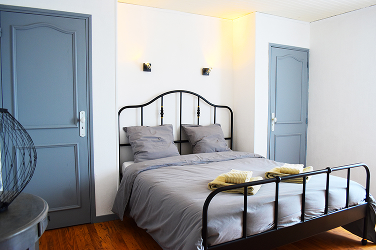 Le lit de la chambre d'hôtes "la manade" de la maison d'hôtes gay dans le sud "la Bastide de la Dougue" à Congenies près de Nimes.