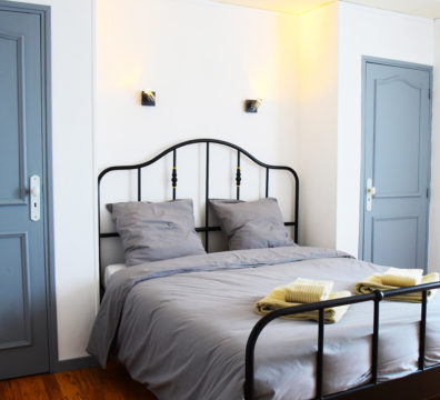 Le lit de la chambre "la manade" de la maison d'hôtes gay dans le sud "la Bastide de la Dougue" à Congenies près de Nimes