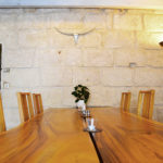 La grande table de la salle des petits déjeuners de la maison d'hotes "La bastide de la Dougue" à Congenies