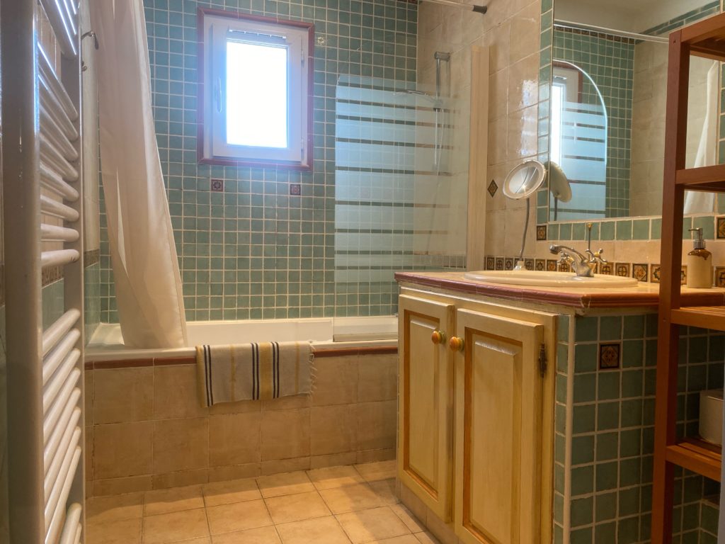 La salle de bain attenante à la chambre "La Manade" de la maison d'hotes gay dans le sud "La Bastide de la Dougue"
