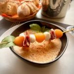Le gaspacho de melon et sa brochette fraiche servis à la maison d'hôtes "La Bastide de la Dougue"