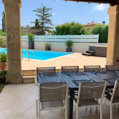 La terrasse et la piscine de la maison d’hotes « La bastide de la Dougue » à Congenies