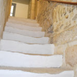 L'escalier en pierre de la maison d'hotes "La bastide de la Dougue" à Congenies